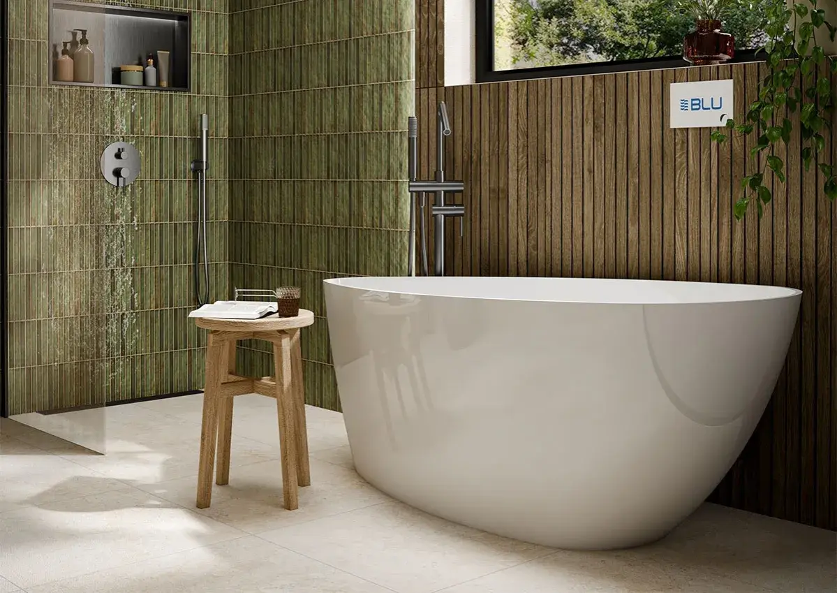 Nowoczesna łazienka z wolnostojącą wanną i zielonymi płytkami. Inspiracja, jak urządzić łazienkę w stylu spa.