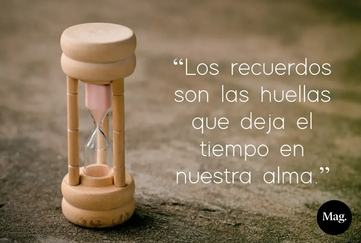 Reloj de arena de madera junto a frases de añoranza: "Los recuerdos son las huellas que deja el tiempo en nuestra alma.