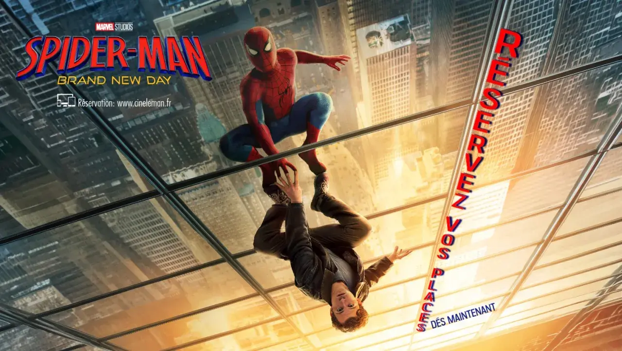 Spider-Man, le film Marvel, se reflète sur une vitre, invitant à réserver vos places pour cette aventure cinématographique.
