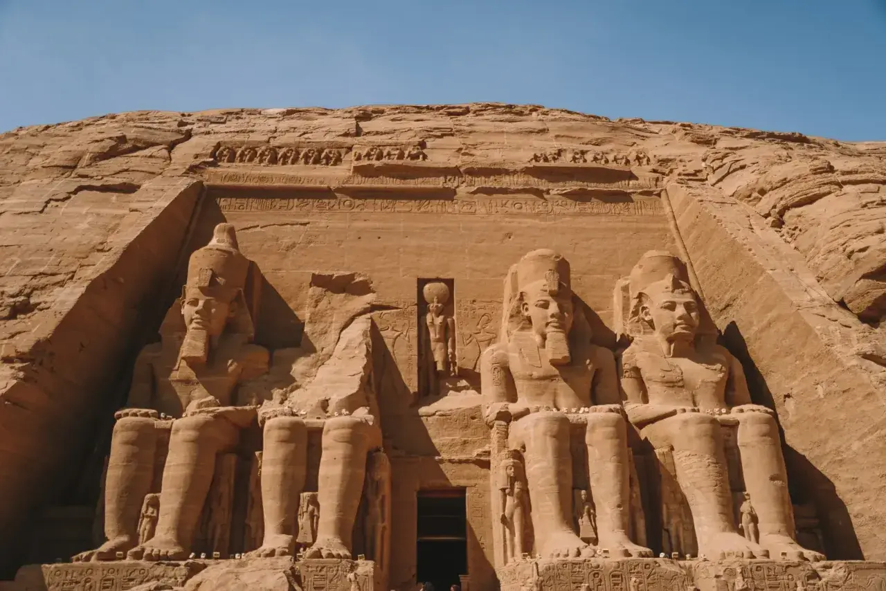 Gigantescas estatuas de Ramsés II talladas en la roca, una maravilla que ver en Egipto.