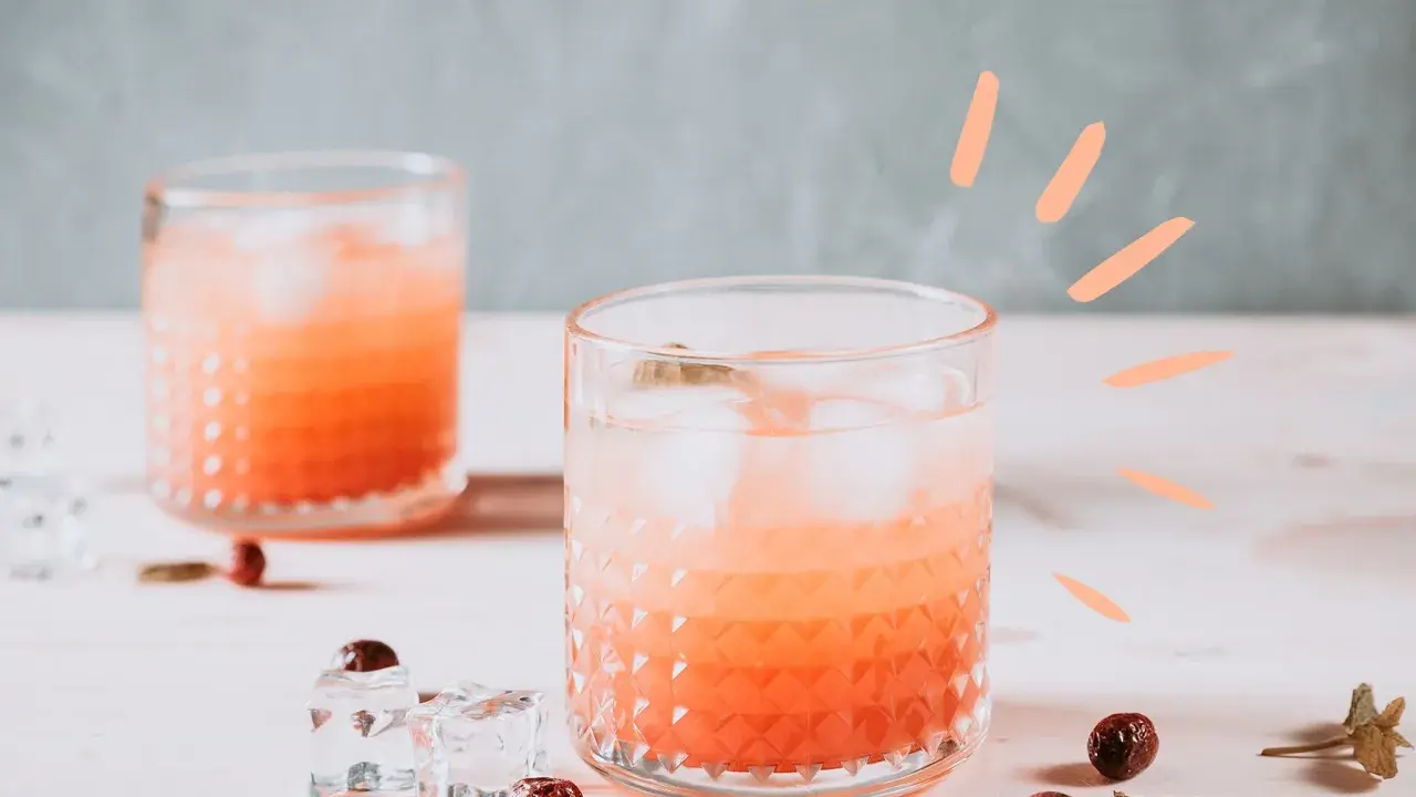 Erfrischender Roséwein-Cocktail mit Eis und Beeren. Perfekt zum Rosé wein mischen an einem warmen Tag.