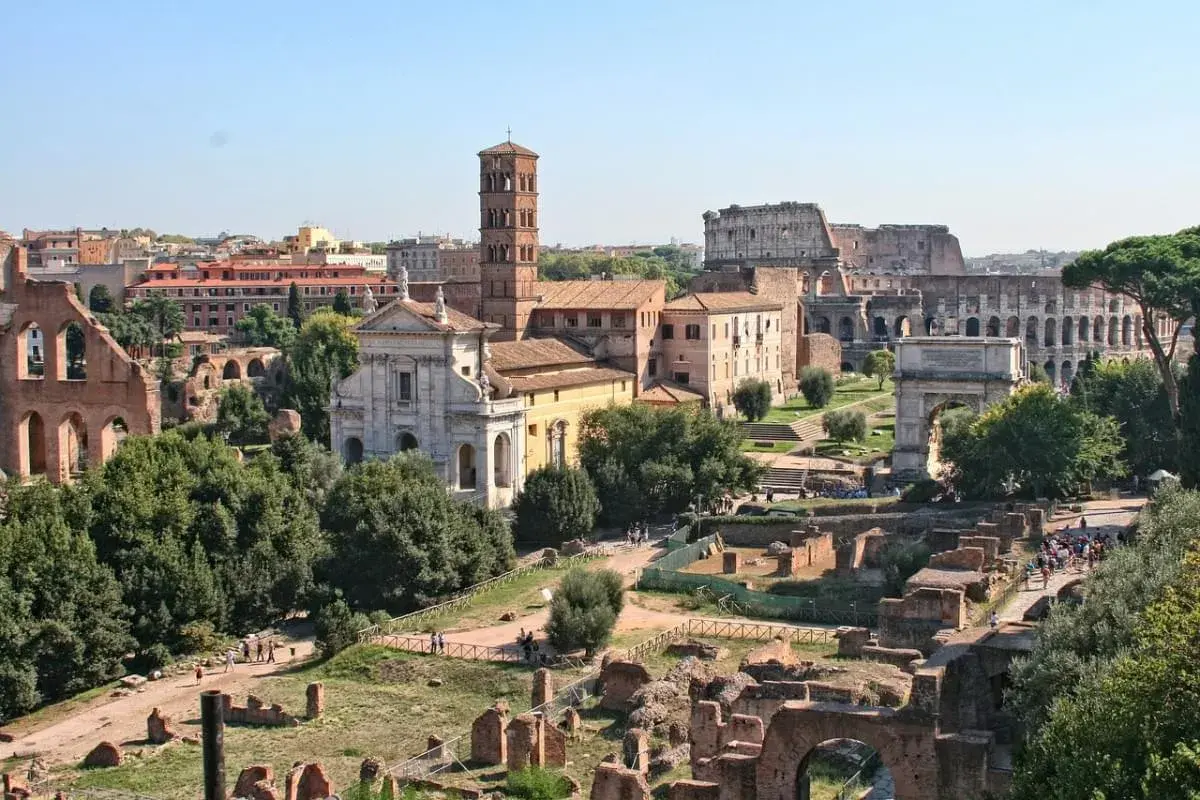 Vista panoramica del Foro Romano con il Colosseo sullo sfondo. Un biglietto settimanale per esplorare questo sito storico.
