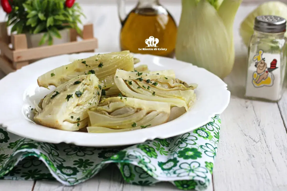 Finocchi al vapore, teneri e profumati, conditi con erbe fresche. Un contorno leggero e gustoso.