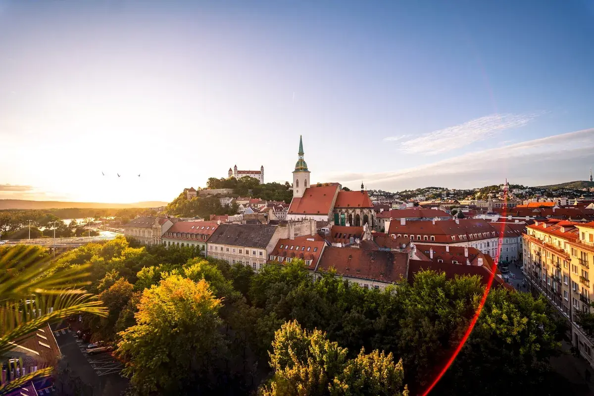 Sonnenuntergang über Bratislava: Burg, Martinsdom und rote Dächer. Entdecken Sie Bratislava Geheimtipps in dieser malerischen Aussicht.