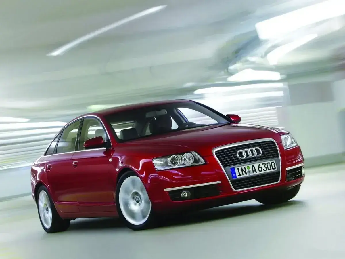 Czerwone Audi A6 C6 2.7 TDI w ruchu, z rozmytym tłem sugerującym prędkość.