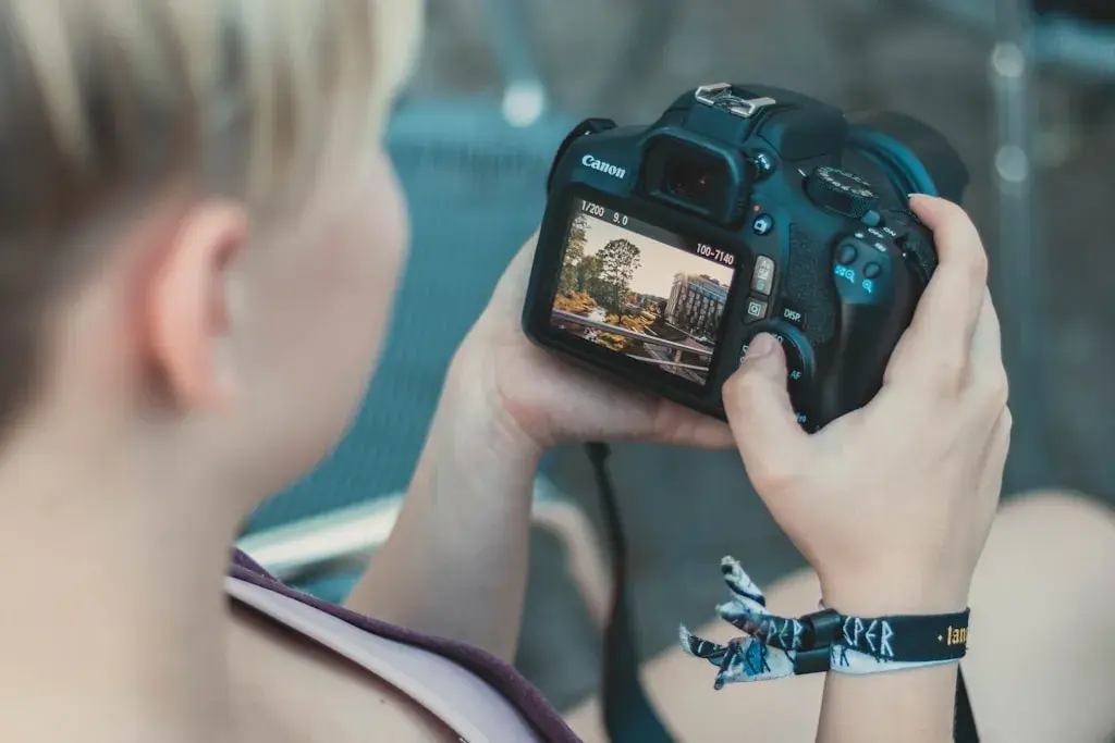 Canon EOS R8 – twoja przepustka do świata profesjonalnej fotografii i filmu