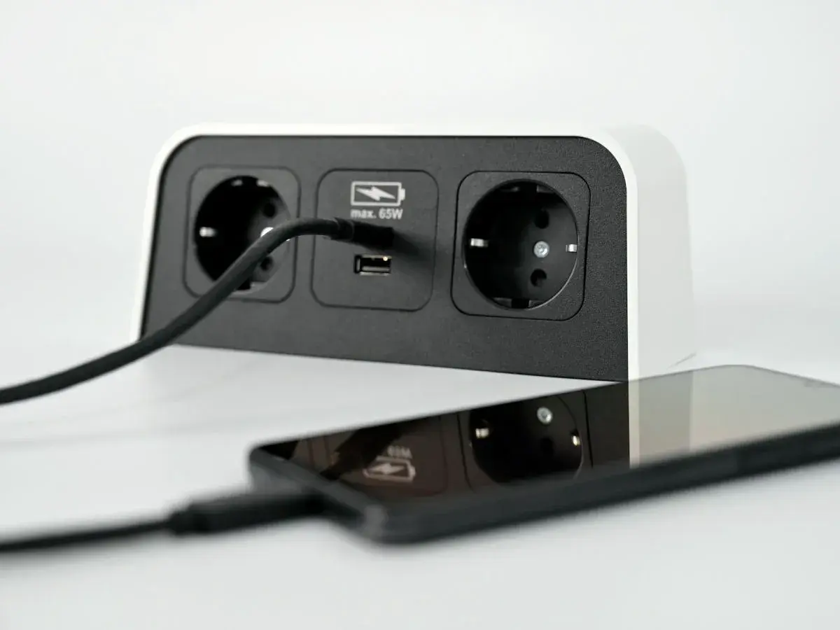 Ładowarka z USB (max. 65W) podłączona do telefonu, który się grzeje i szybko rozładowuje.