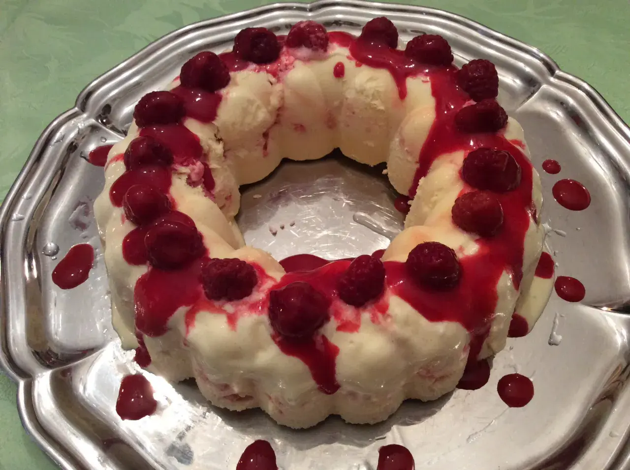Vacherin glacé aux framboises, une recette facile à réaliser avec votre moule Tupperware. Délicieux et rafraîchissant !