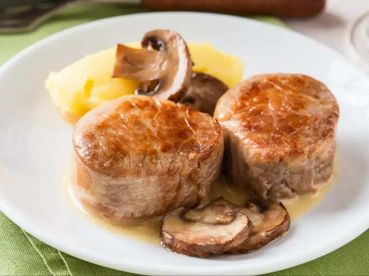 Polędwica wołowa z pieczarkami i puree ziemniaczanym. Idealny przepis na wykwintny obiad.