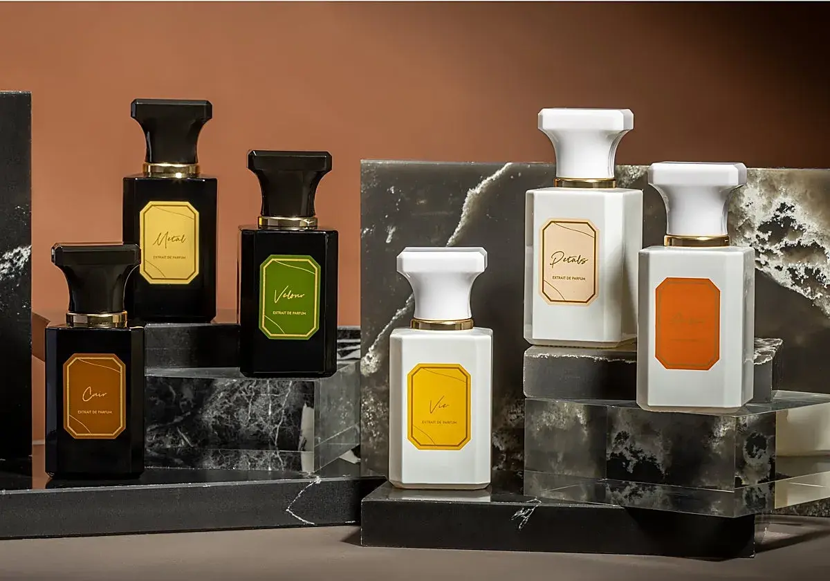 Elegantes frascos de perfume, algunos negros y otros blancos, con etiquetas doradas. Podrían ser la mejor colonia Mercadona hombre.
