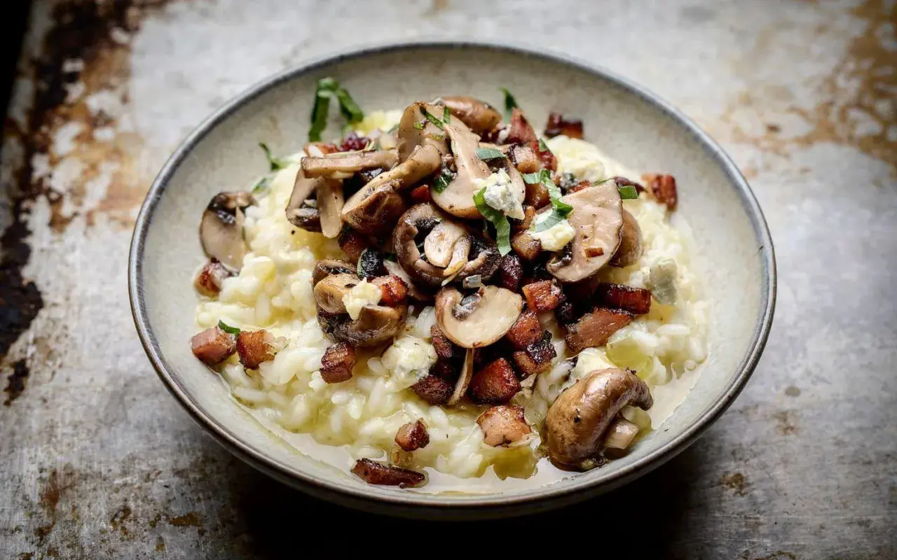 Krämig svamp- och baconrisotto, ett perfekt pasta recept för en mysig kväll.