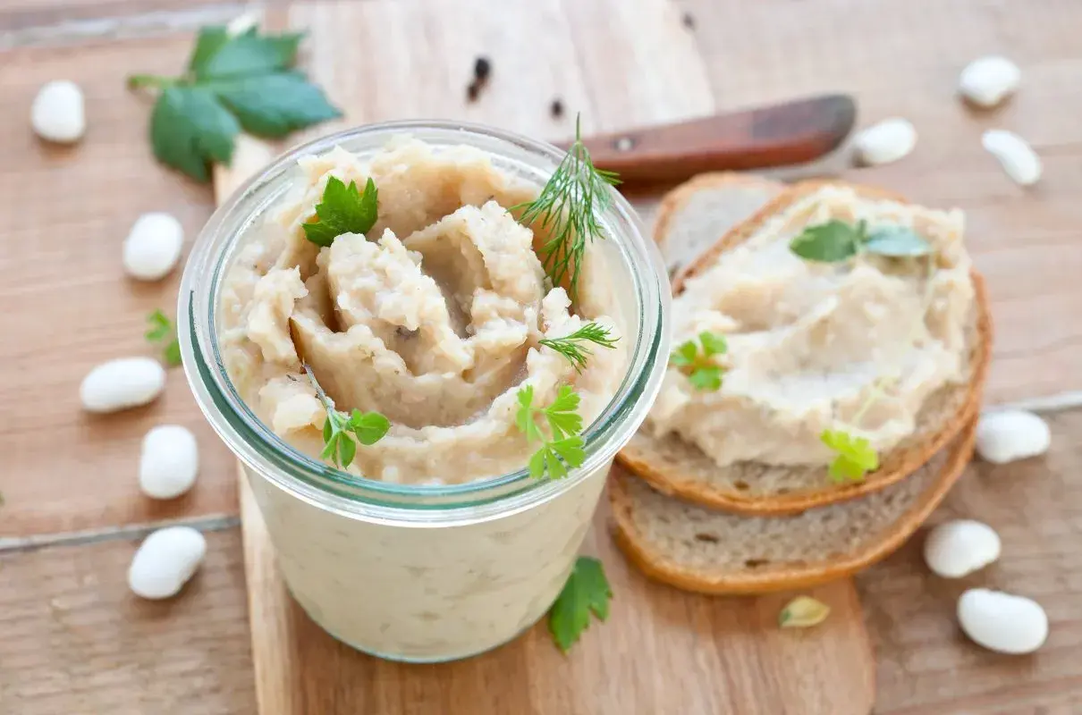 Smalec z fasoli w słoiku, podany z chlebem. Pyszna, wegetariańska pasta na kanapki.