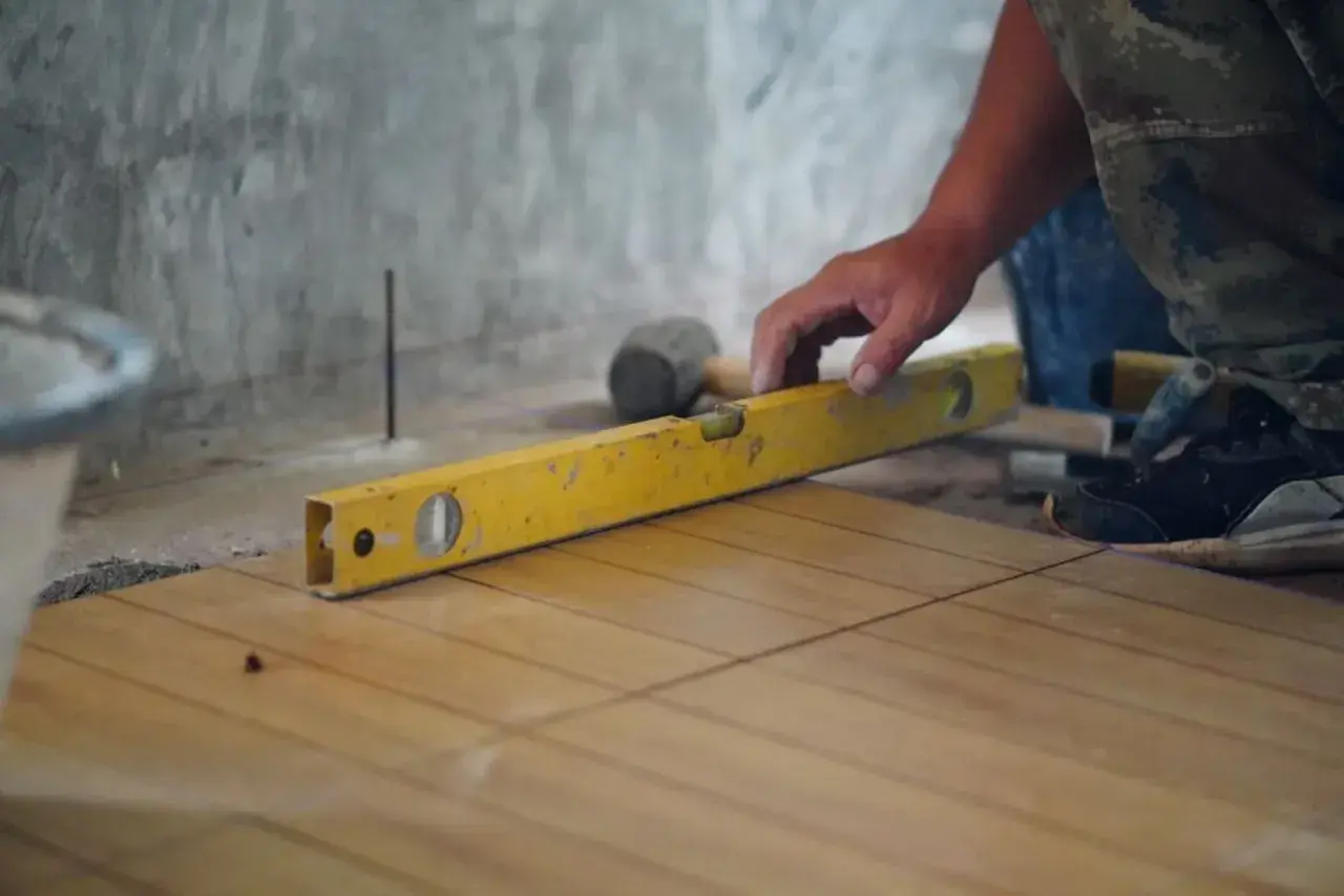 Wyrównanie podłogi pod panele bez wylewki? 4 metody DIY!