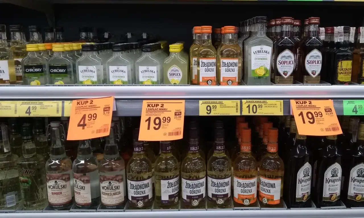 Półka z małpkami wódki: Żołądkowa Gorzka, Soplica Wiśniowa, Lubelska Cytrynowa i inne.