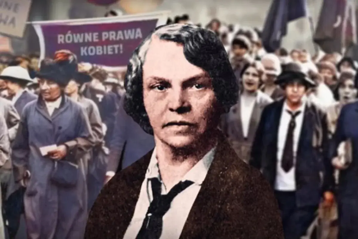 Sylwetka kobiety na tle marszu sufrażystek z transparentem "Równe prawa kobiet!". Jej postawa symbolizuje walkę z konserwatyzmem o równouprawnienie.