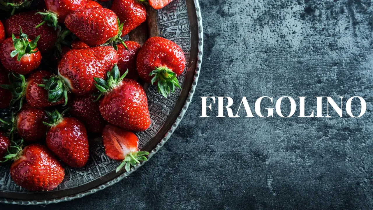 Soczyste truskawki na ozdobnej tacy, obok napis "FRAGOLINO". Idealne na letnie orzeźwienie.