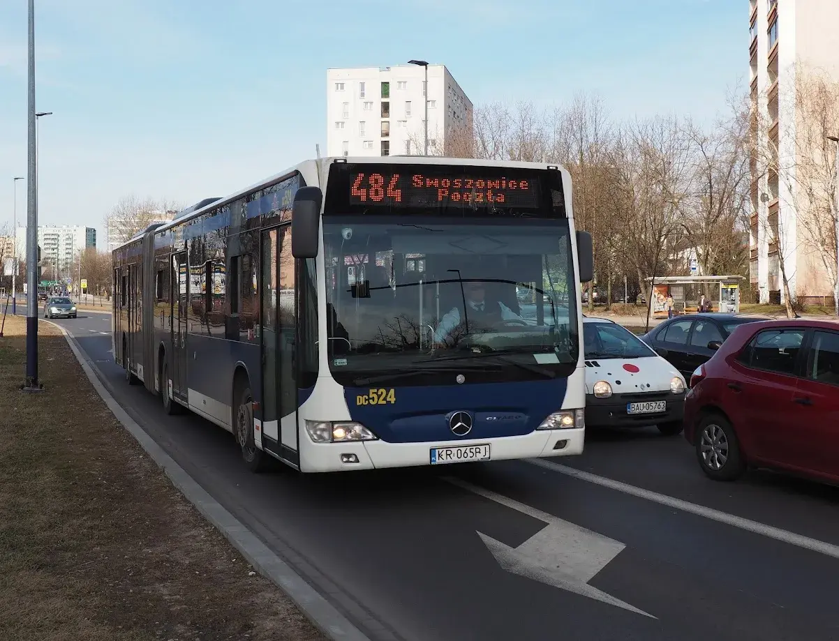 Autobus linii 484 w Krakowie, jadący do Szwoszowic.