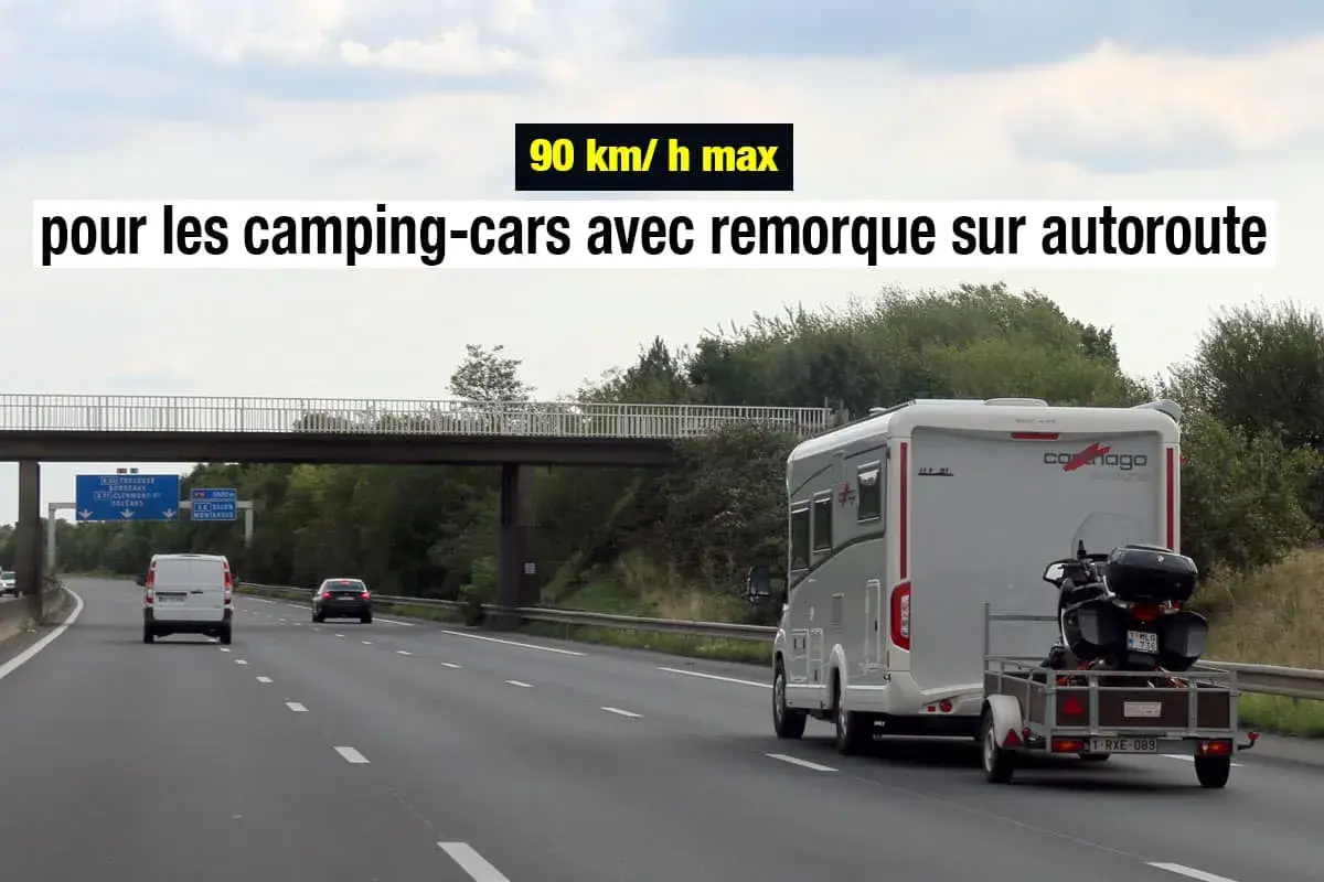 Un camping-car tractant une remorque avec une moto, sur autoroute. Vitesse max 90 km/h pour les camping-cars avec remorque.