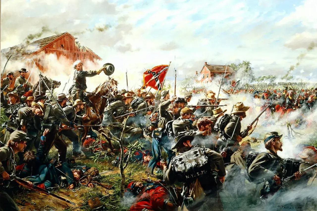 Intens strid under slaget vid Gettysburg. Soldater i uniformer kämpar med gevär och bajonetter, medan rök och damm fyller luften. En officer på häst höjer sin hatt.