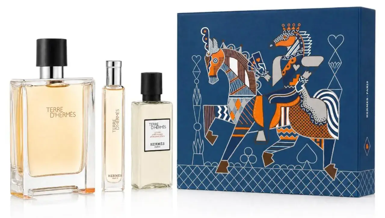 Zestaw kosmetyków Terre d'Hermès 100ml z eleganckim pudełkiem ozdobionym motywem konia i kart.