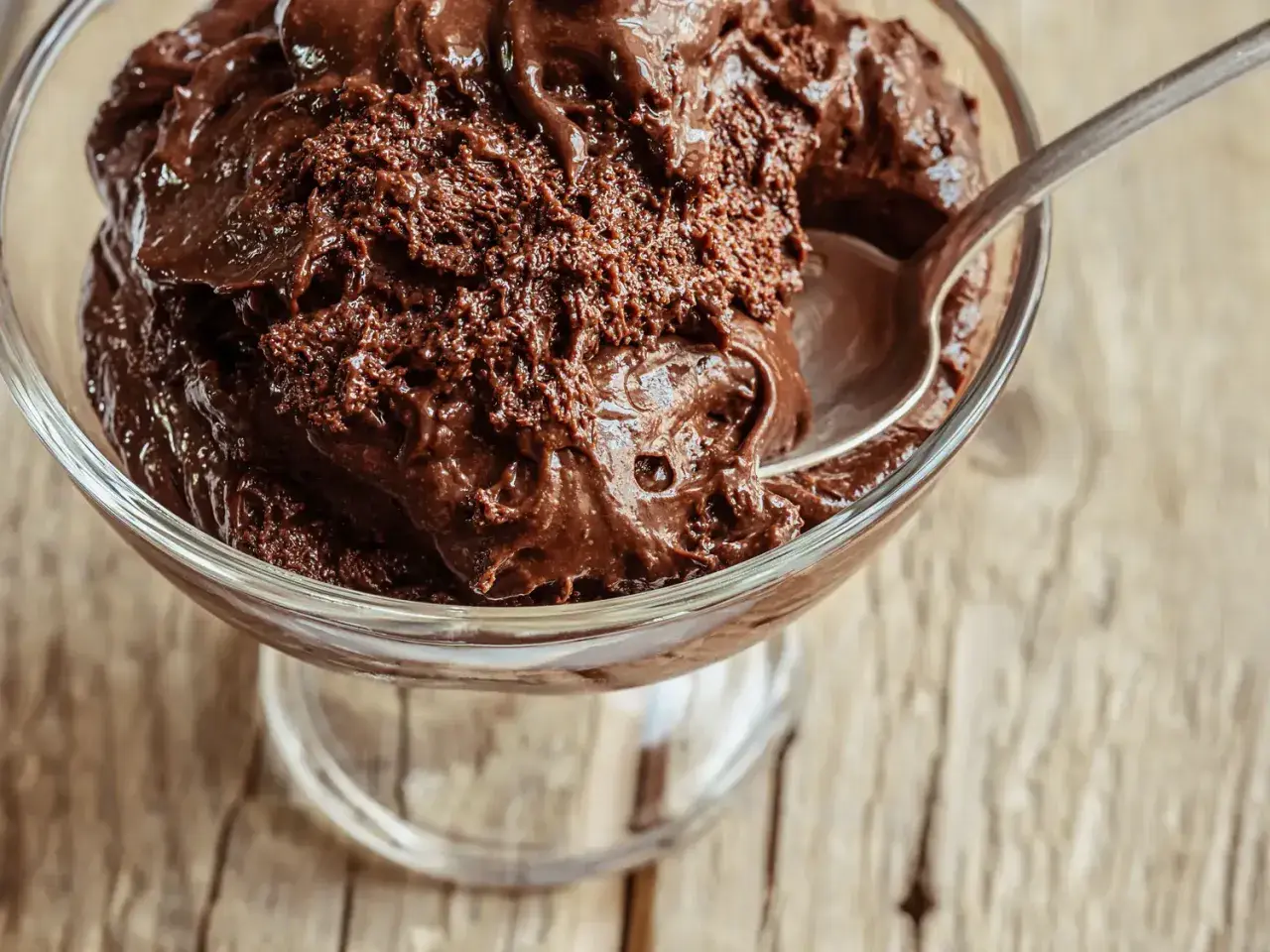 Une coupe de verre remplie de mousse au chocolat maison, prête à être dégustée. La texture est riche et onctueuse, parfaite pour la conservation.