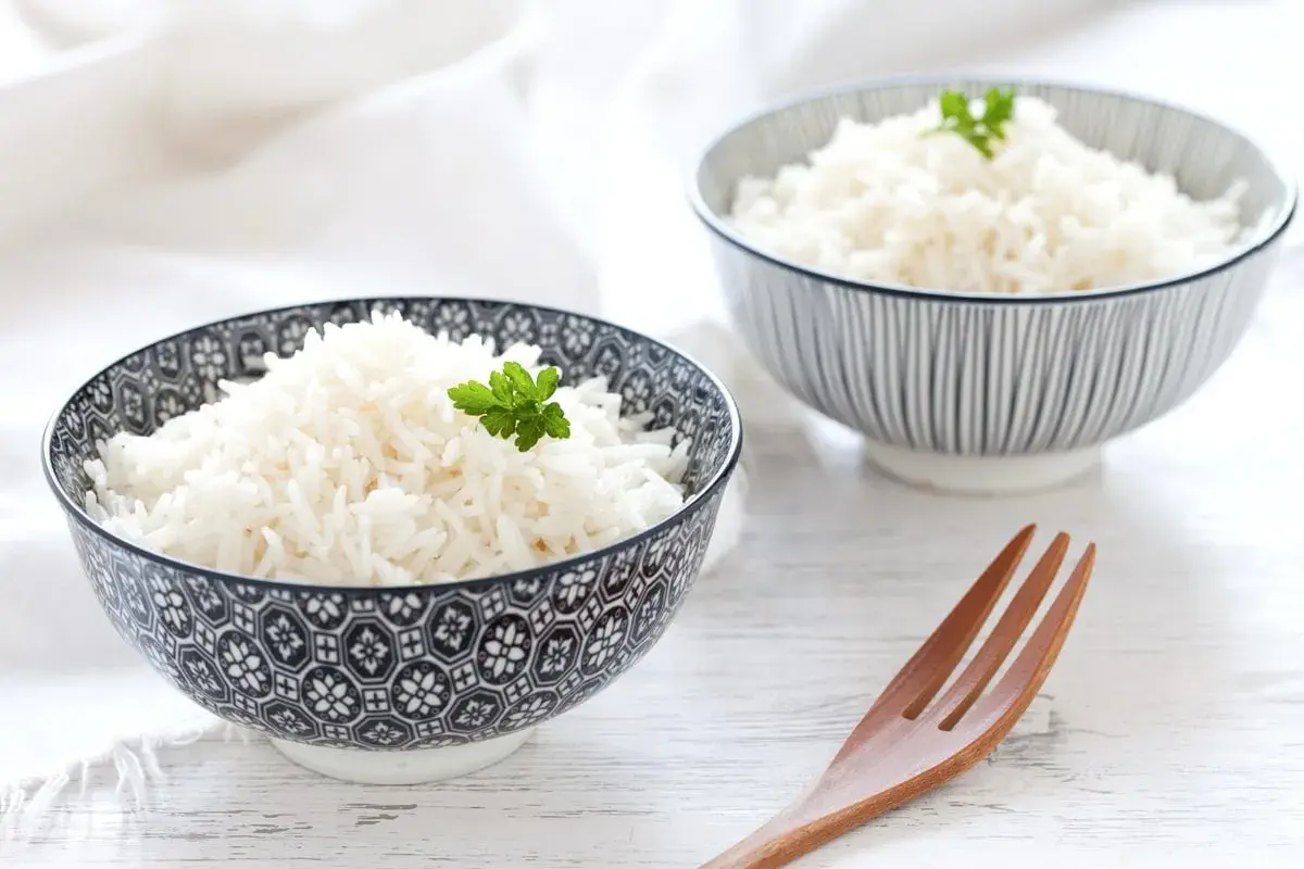 Due ciotole di riso pilaf profumato, guarnite con prezzemolo fresco, pronte per essere gustate.