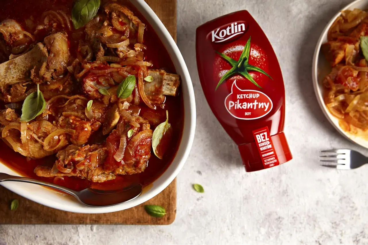 Pikantne żeberka pieczone w sosie pomidorowym z cebulą, idealne do podania z ketchupem Kotlin.