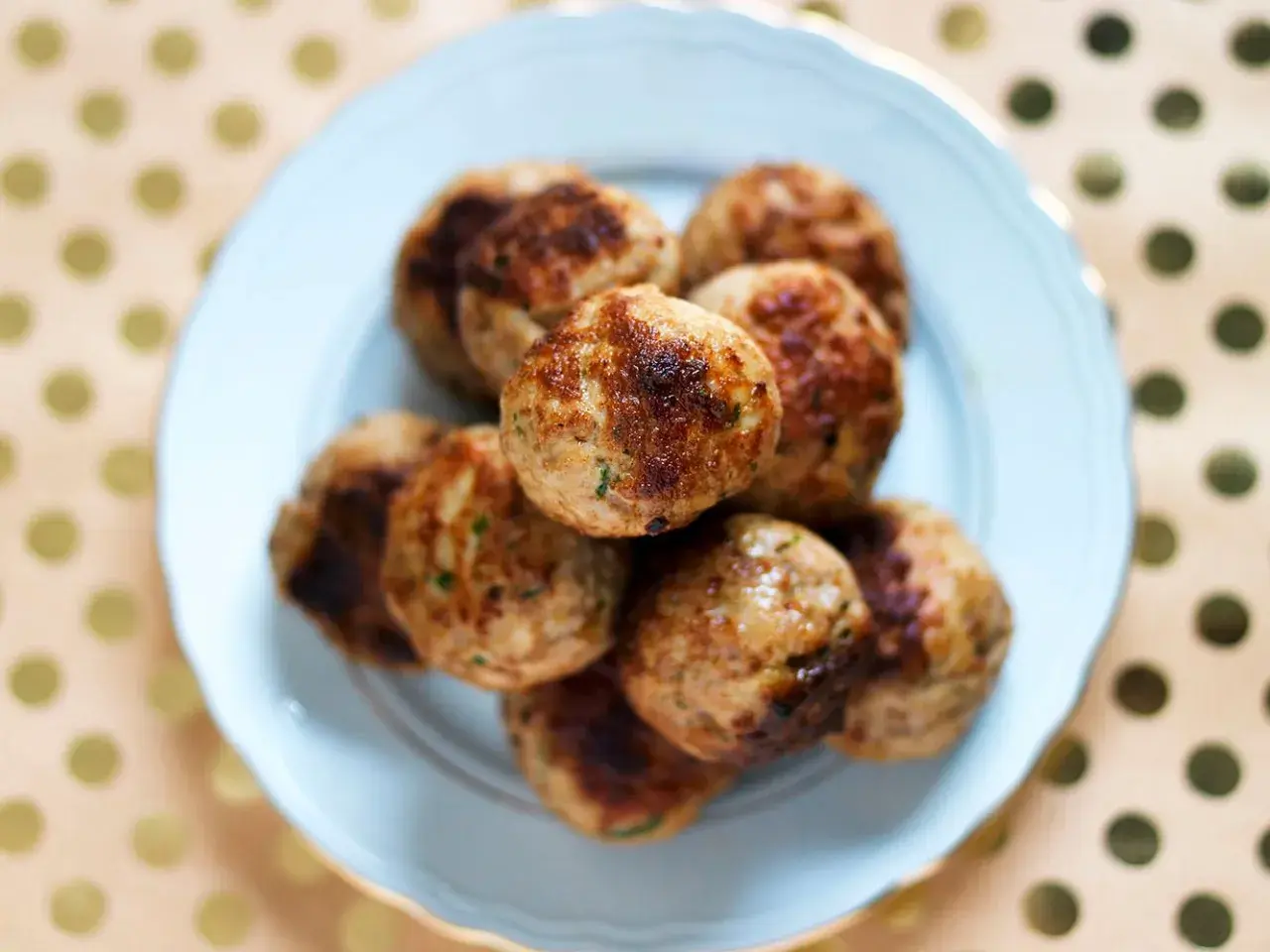Un piatto di polpette senza uova, dorate e succulente, pronte per essere gustate.