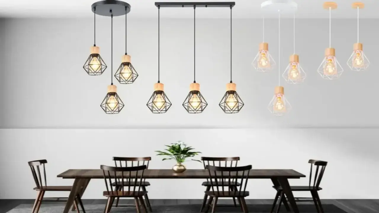 Varias lámparas colgantes con jaula geométrica y detalles de madera, algunas en blanco, iluminan un comedor rústico.