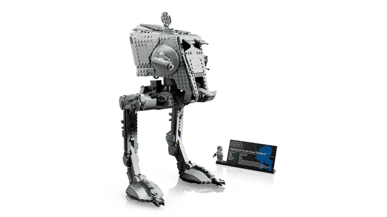 Ein detailgetreues AT-ST Lego-Modell steht auf schwarzem Hintergrund. Daneben eine kleine Info-Tafel mit einem Minifiguren-Piloten.