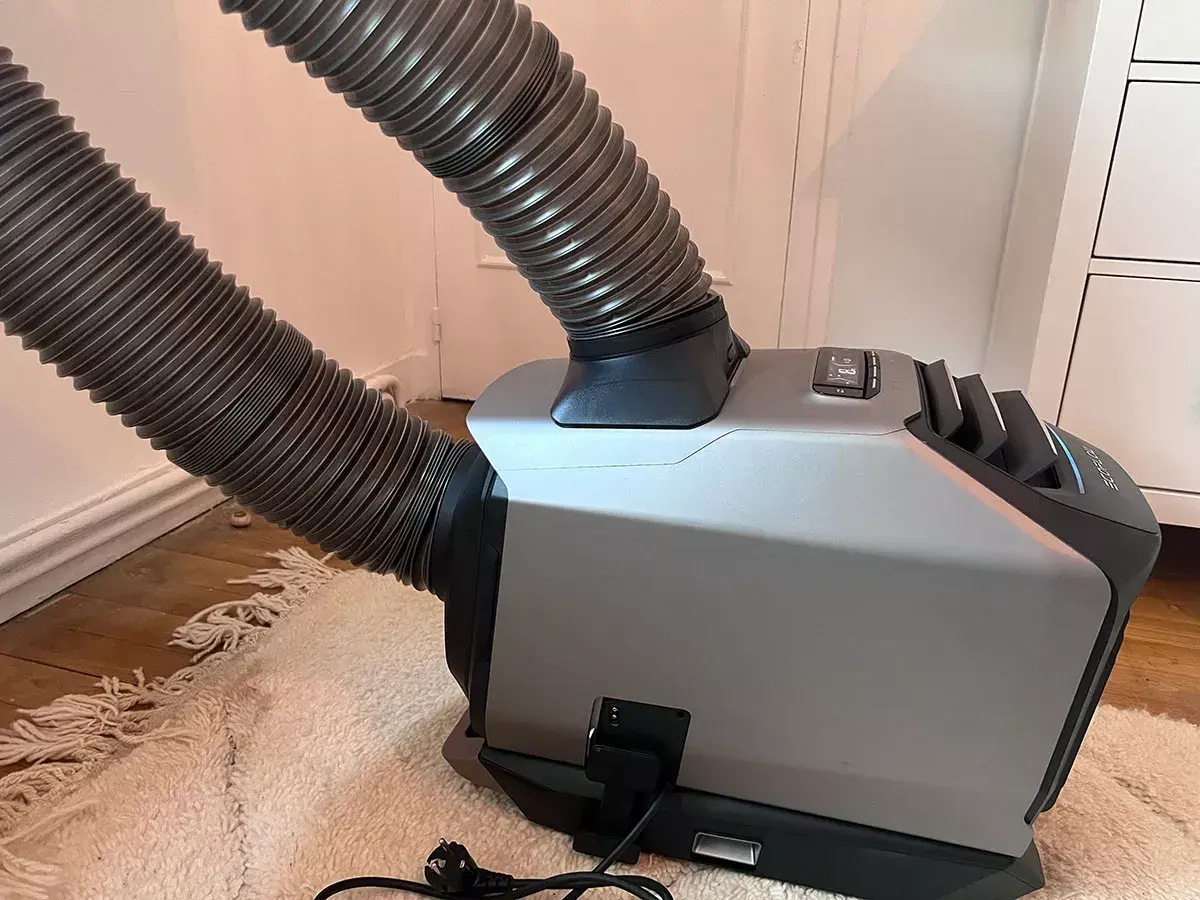 Un climatiseur portable EcoFlow Wave 2 avec ses tuyaux flexibles. Mon avis sur cet appareil est très positif.