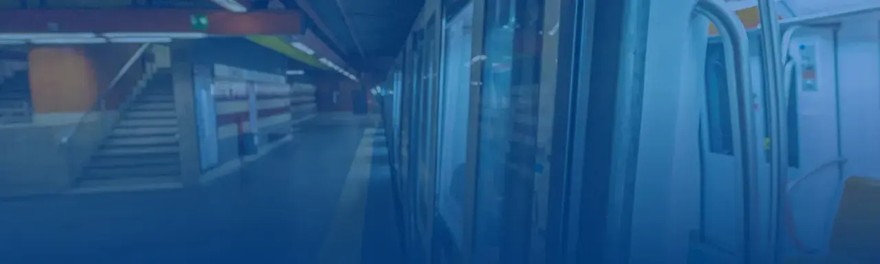 Stazione della metropolitana di Roma, con un treno fermo e scale mobili sullo sfondo. Pronto per un viaggio con il mio rom u bahn ticket.