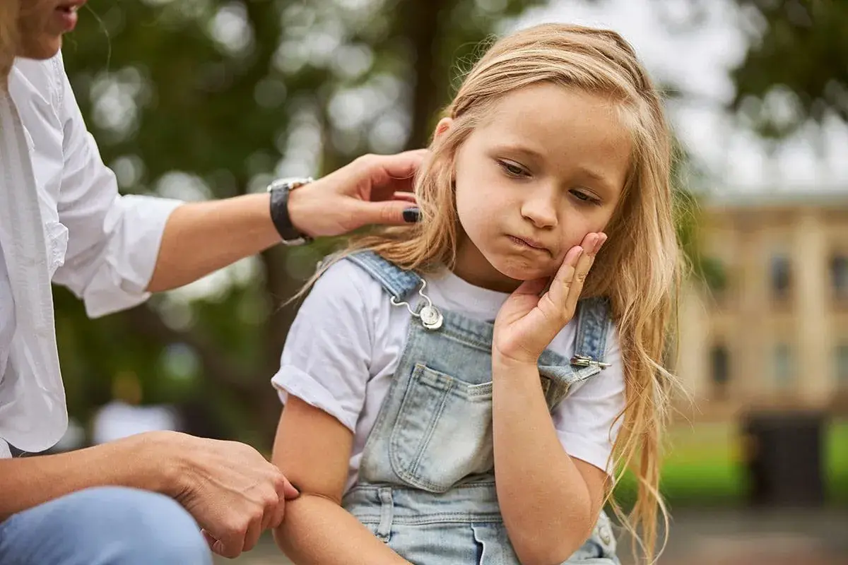 Bambina con mal di denti, la mamma cerca rimedi.