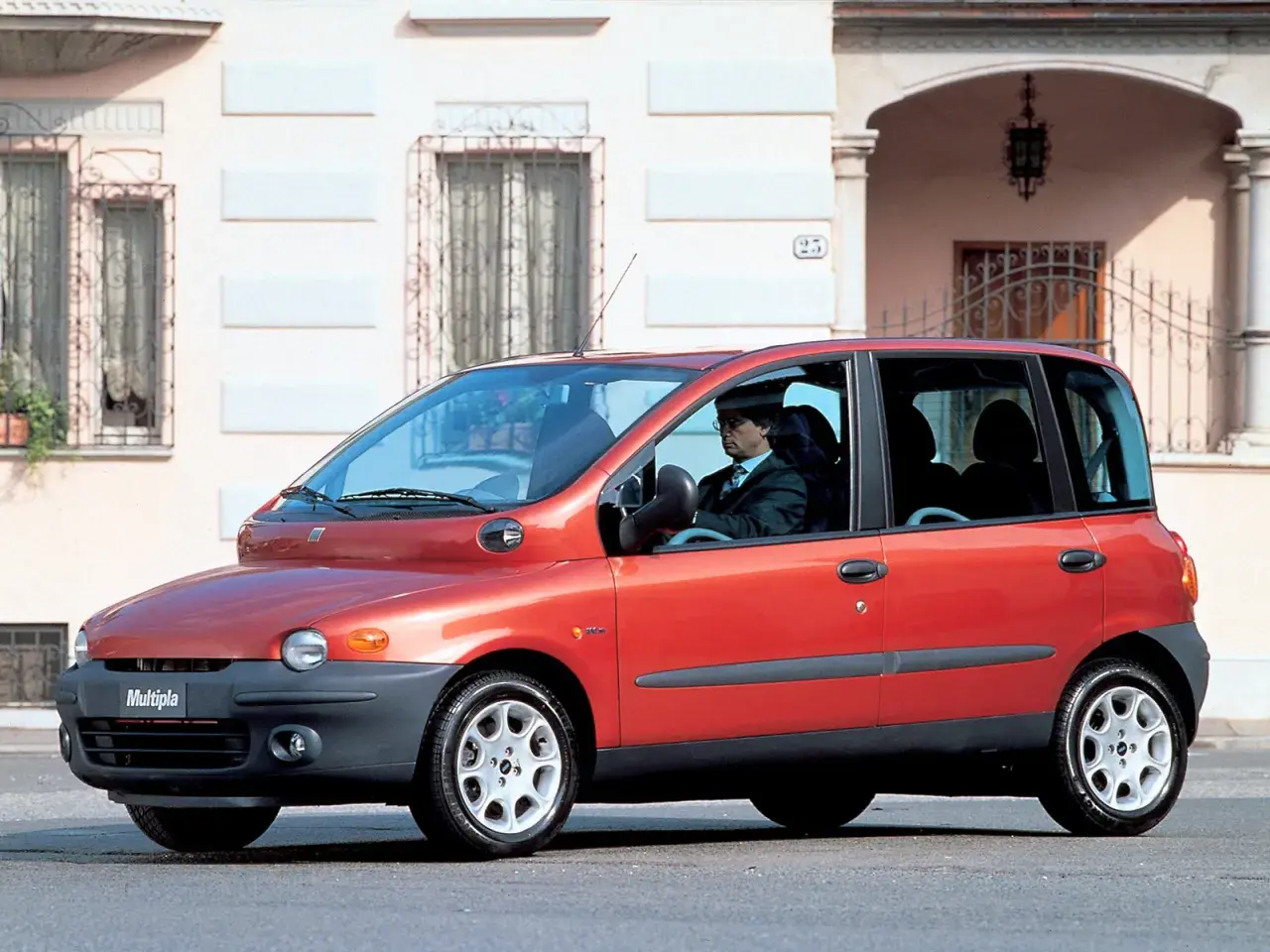 Röd Fiat Multipla till salu, en man kör. Unik design, perfekt för familjen.