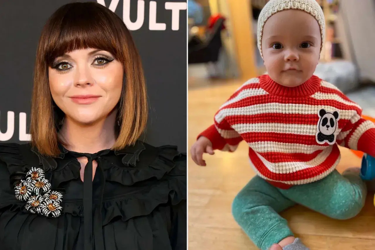 Czy Cleo ma dzieci? Na zdjęciu aktorka Christina Ricci i jej synek w sweterku w paski z pandą.