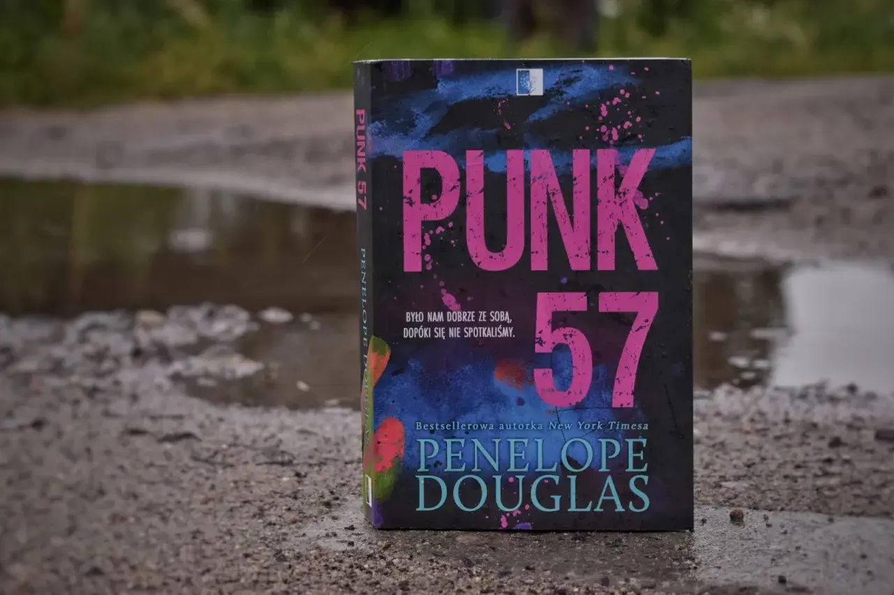 Okładka książki "Punk 57" Penelope Douglas. Historia o tym, że było nam dobrze ze sobą, dopóki się nie spotkaliśmy.