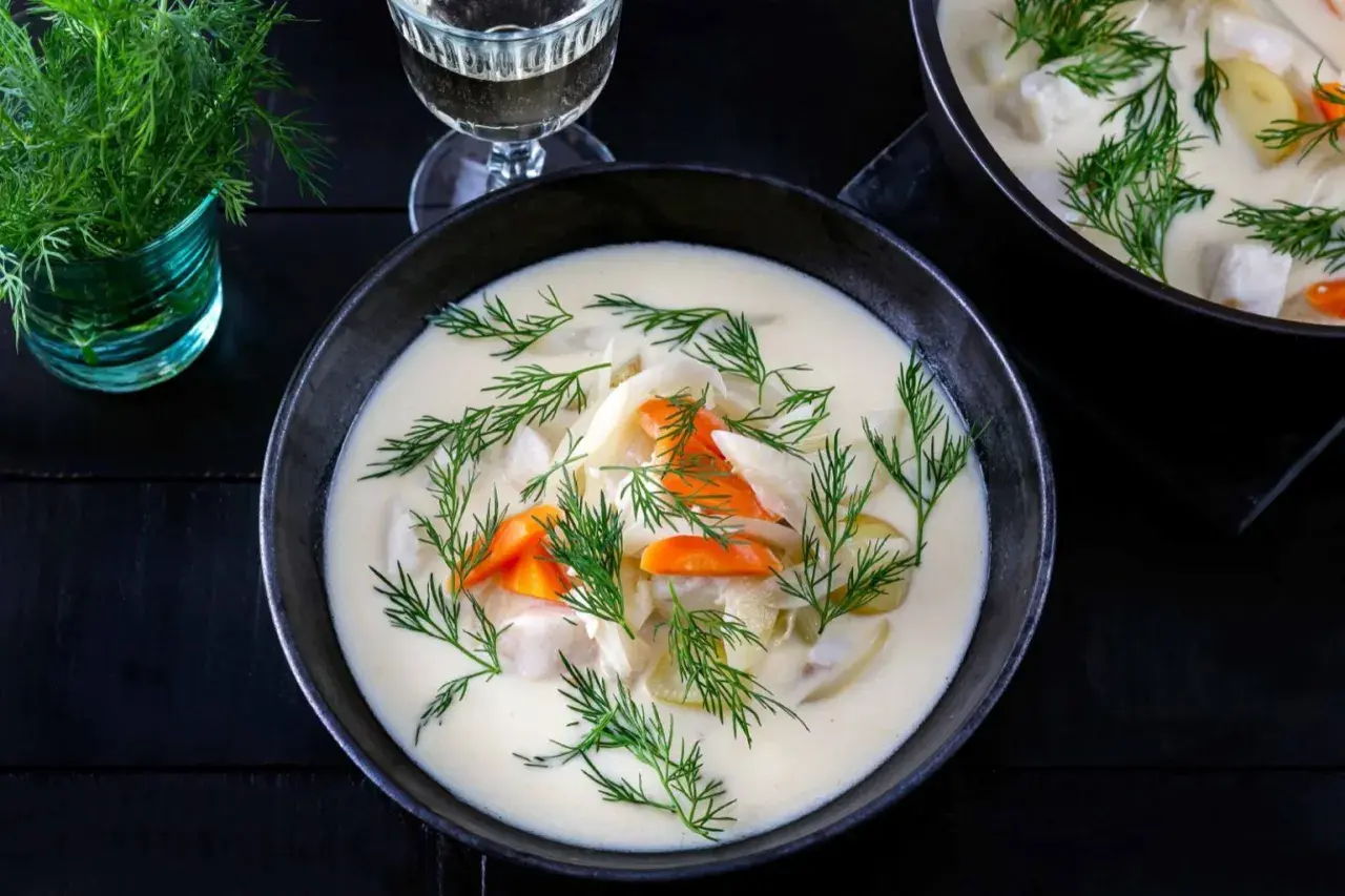 Krämig fisksoppa med dill, morötter och potatis, en perfekt byfjordens fisksoppa.