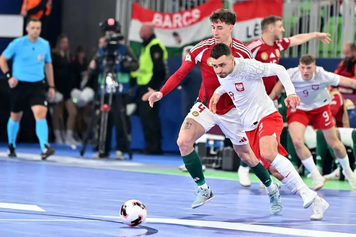 Piłkarze Polski i Węgier walczą o piłkę. Emocje jak na **euro 2026**!