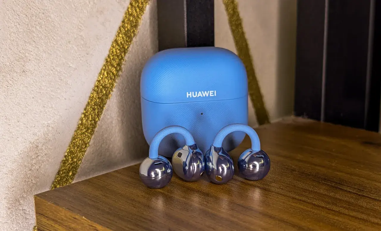 Niebieskie etui Huawei i błyszczące słuchawki bezprzewodowe. Dowiedz się, jak sparować słuchawki bezprzewodowe Huawei z telefonem.
