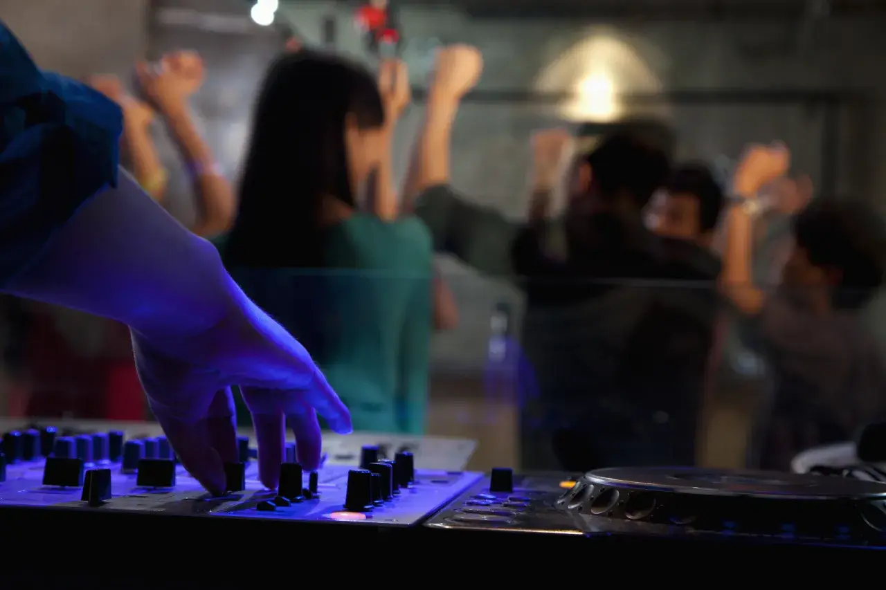 O co pytać DJ na wesele, aby uniknąć rozczarowania i kosztów