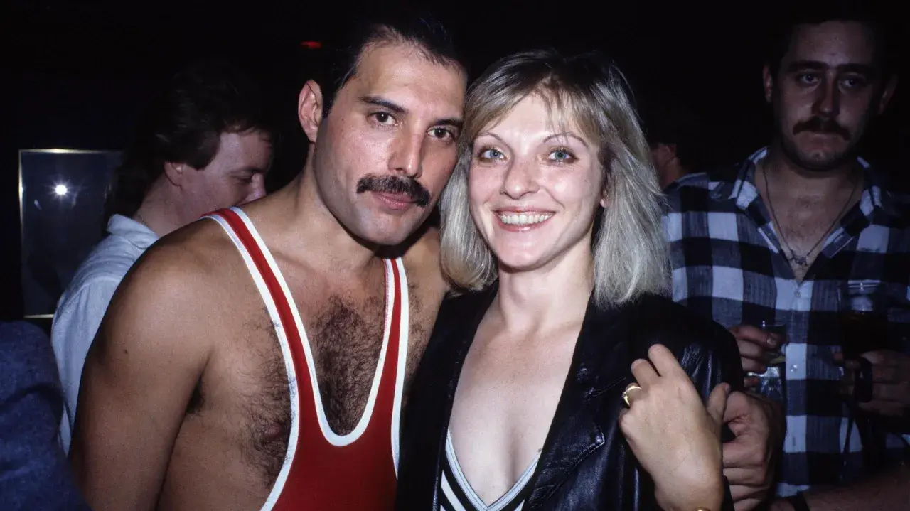 Freddie Mercury w czerwonym trykocie i Mary Austin, jego wielka miłość, która mogłaby być matką jego dzieci.