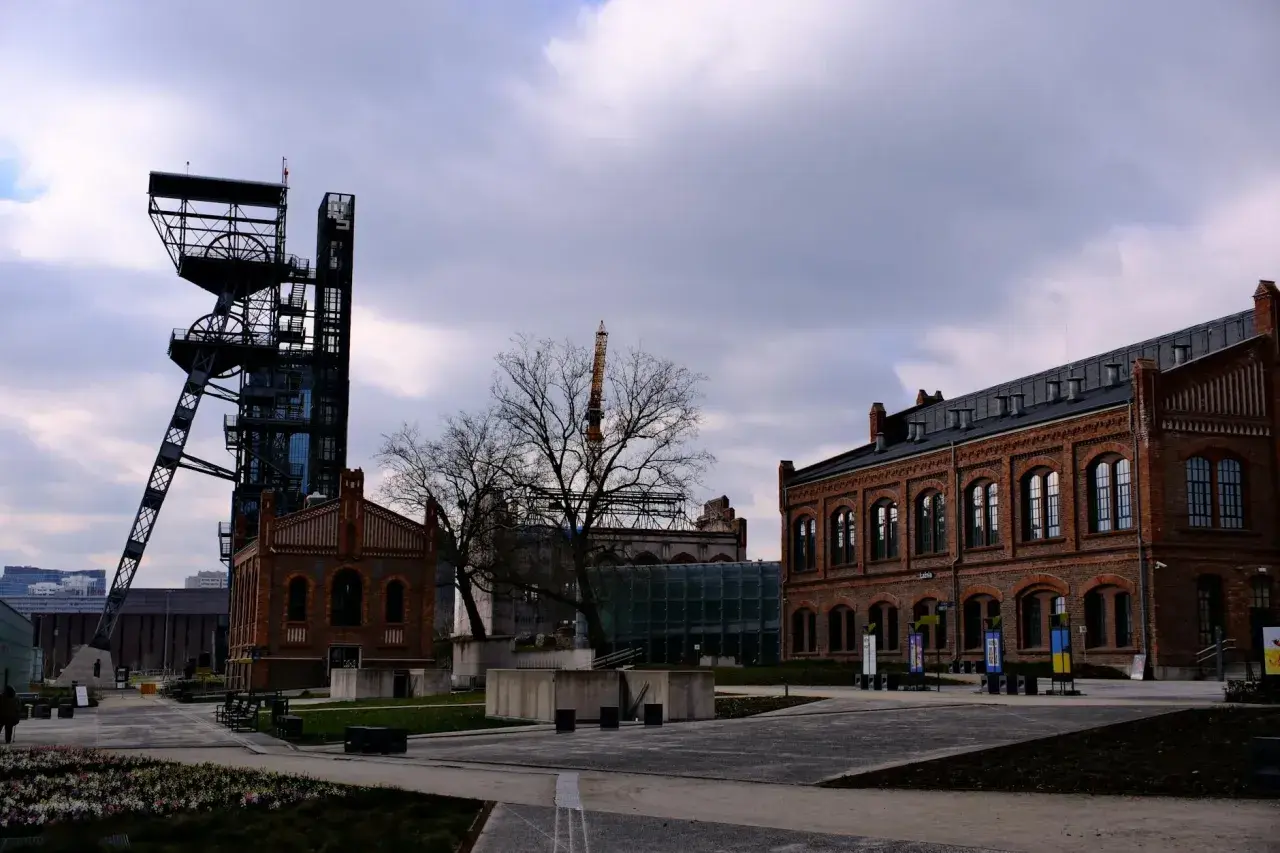 Industrialny krajobraz Katowic, wieża szybu kopalnianego i ceglane budynki tworzą niepowtarzalny klimat. Idealne miejsce na weekend w Katowicach.