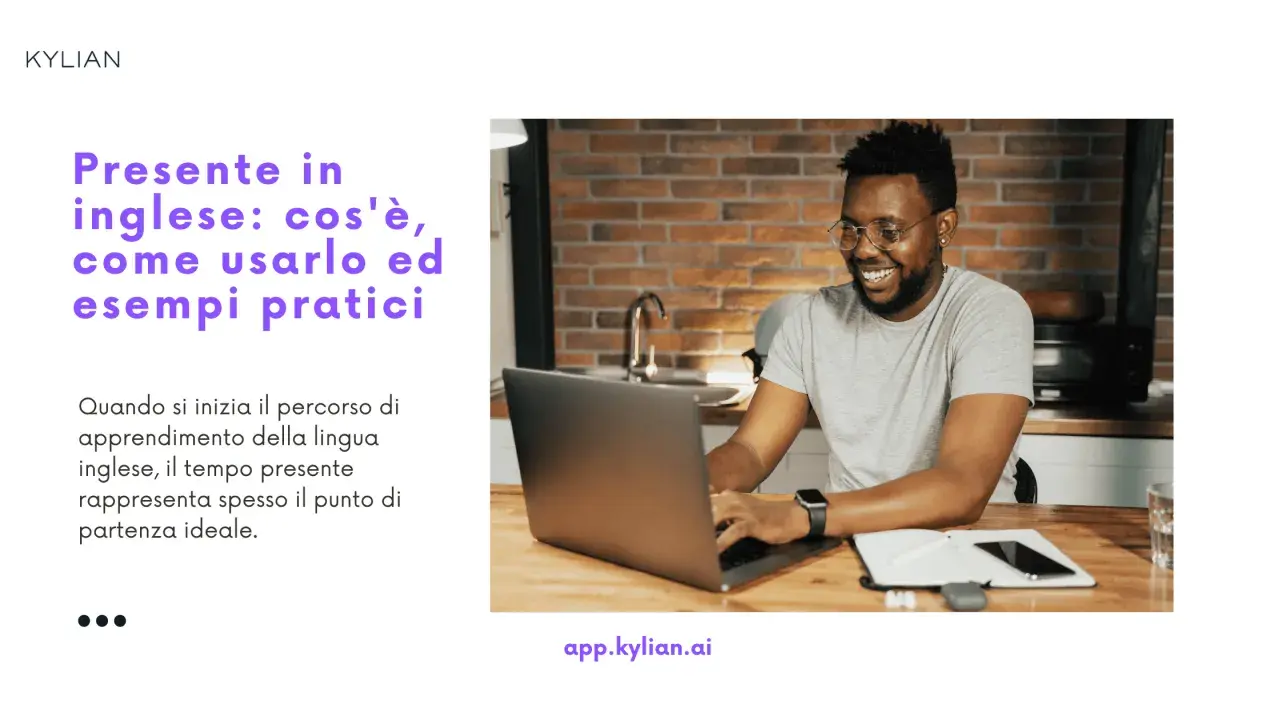 Uomo sorridente al computer, immerso nella sua vita quotidiana, mentre impara l'inglese. Il presente è un ottimo punto di partenza.