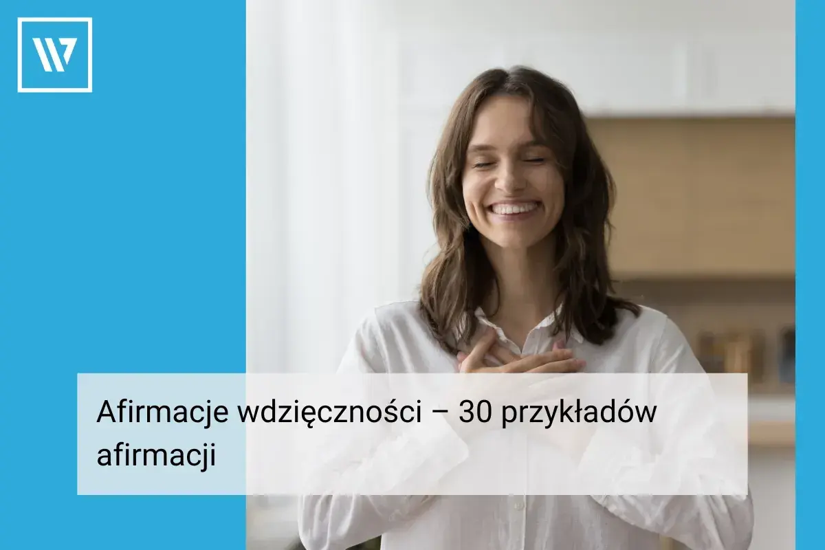 Uśmiechnięta kobieta z dłońmi na sercu, czuje wdzięczność. Oto afirmacje wdzięczności – 30 przykładów.