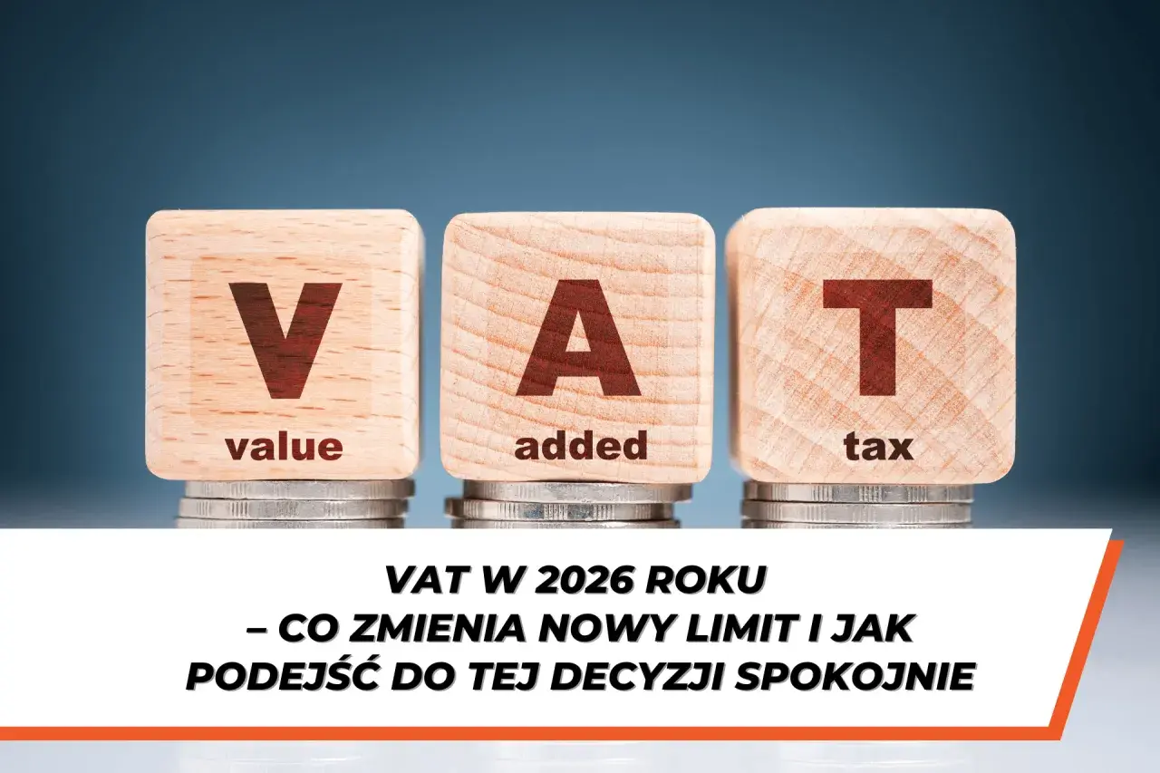 Drewniane klocki z literami V, A, T i napisami "value", "added", "tax" na monetach. Temat: zwolnienie podmiotowe z VAT w 2026 roku.