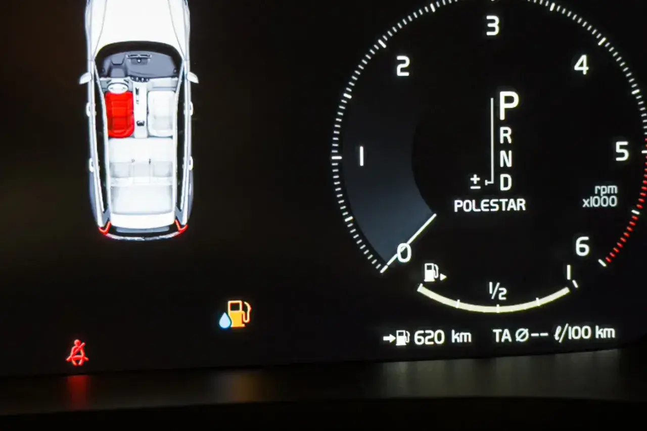 Na desce rozdzielczej widać ikonę AdBlue, która informuje o niskim poziomie płynu. Obok wskaźnik paliwa i zasięg 620 km.
