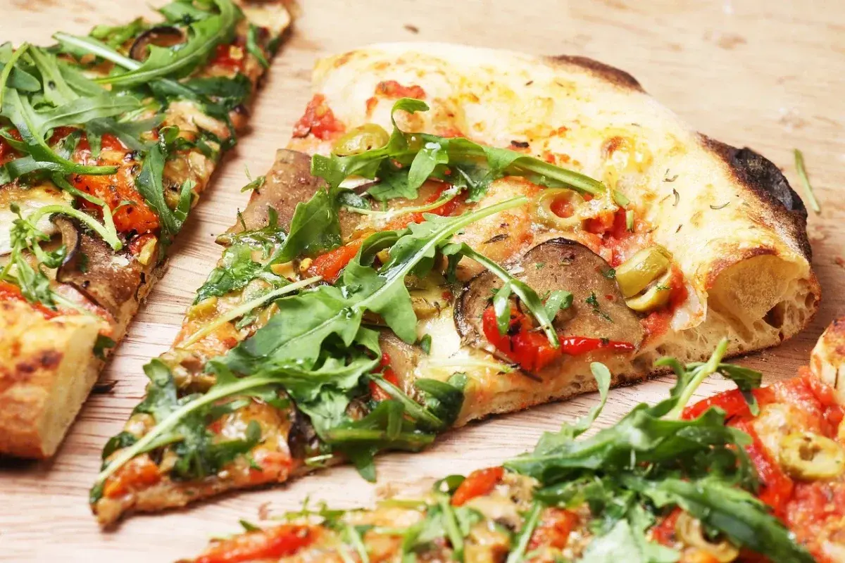 Jak piec pizzę w piekarniku, aby uzyskać idealny smak i chrupkość