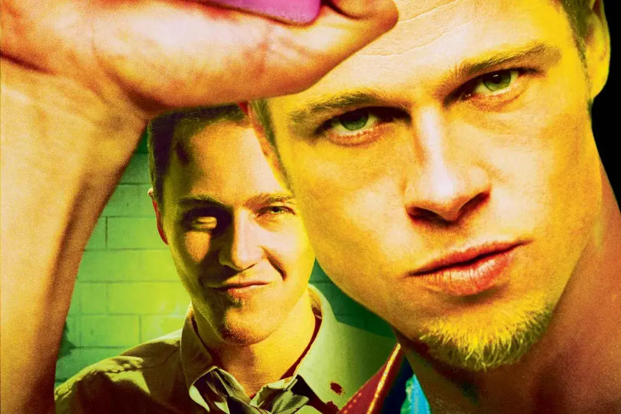 Brad Pitt e Edward Norton in primo piano, un'immagine iconica per una fight club recensione.