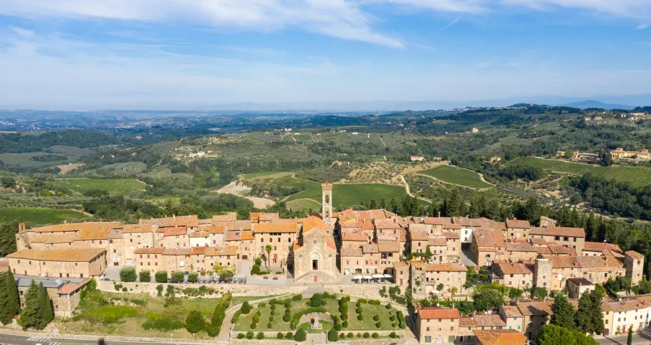 Panoramica aerea di Barberino Val d'Elsa, con il borgo medievale e la campagna toscana circostante. Scopri cosa vedere in questo incantevole luogo.