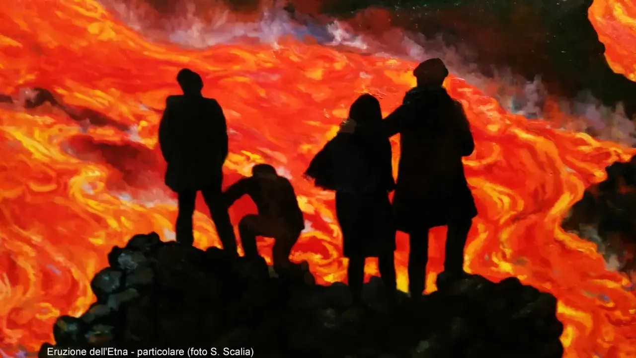 Silhouettes di persone osservano la lava incandescente dell'Etna, un'evocazione del "Fuga dall'Etna" di Renato Guttuso.